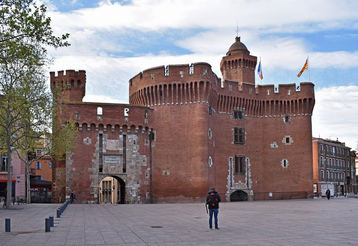 Le Castillet de Perpignan avec le drapeau sang et or du Roussillon flottant aux côtés du drapeau français