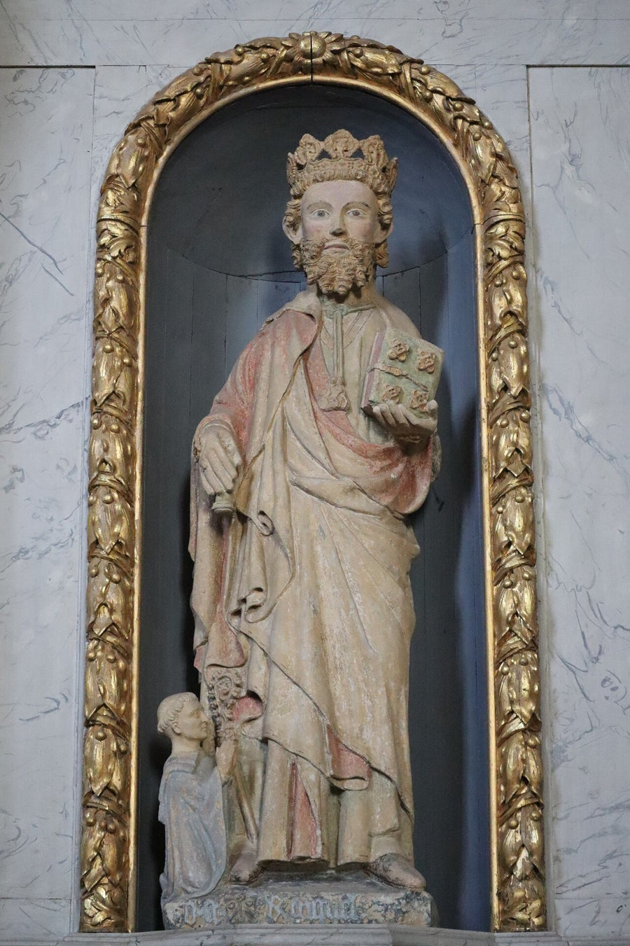 Statue ancienne de saint Judicaël, roi de Bretagne, abbatiale Notre-Dame de Paimpont