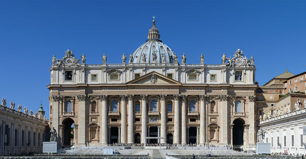 La basilique Saint-Pierre du Vatican, vue de la place Saint-Pierre.