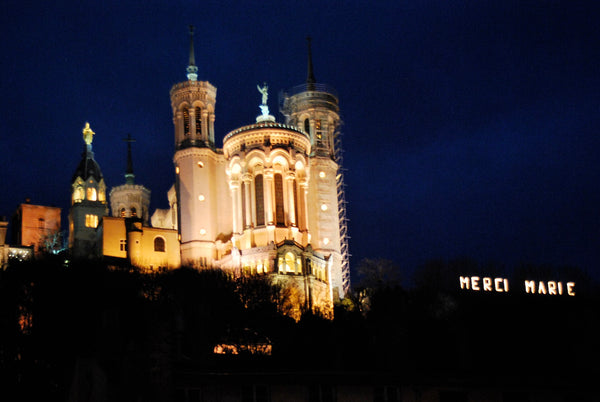 Fête de Notre-Dame de Lourdes du 11 février — anniversaire de la première apparition à Bernadette (1858) — Durant les illuminations du 8 Décembre, année 2009 (CC BY-SA 3.0, Morgan &amp; Sophie)