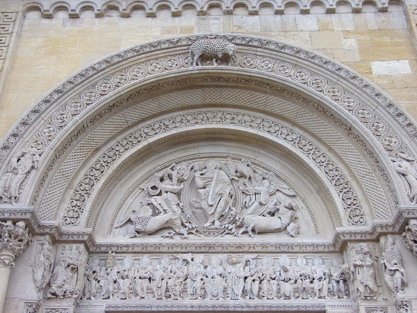 Vestiges de l'abbaye bénédictine Saint-Fortuné de Charlieu, dans la Loire