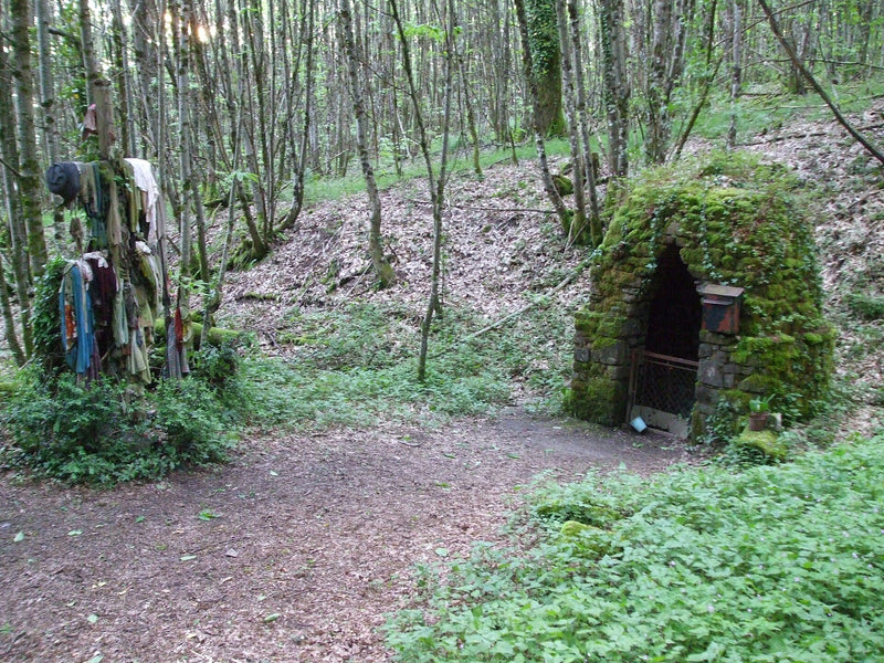 Dévotion mariale & apparitions en France : 1500 ans de Notre-Dame — Fontain of devotion; bonne fontaine 1 of Courbefy, Bussière-Galant, Haute-Vienne, France (Wikimedia Commons / CC BY-SA 4.0, Le grand Cricri)