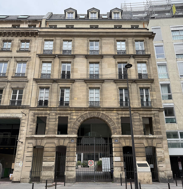 Compagnie des cristalleries de Saint-Louis — Immeuble de la Compagnie des Cristalleries de Saint-Louis, Paris. (CC BY-SA 4.0, Chabe01)