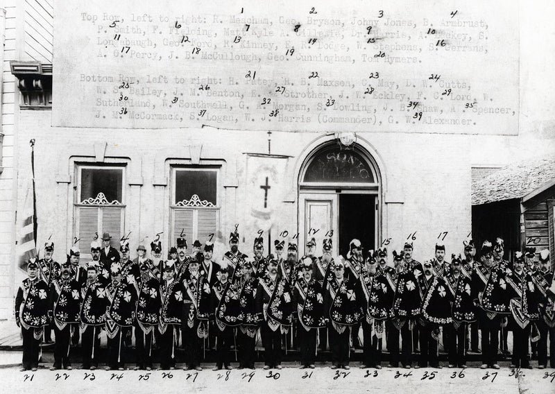 Les Templiers : 200 ans d'ordre militaire et religieux (1118-1314) — Group photograph of Knights Templar; Title taken from photograph; Caption on image: DeWitt Clinton Commandery No. 1, Kni (Wikimedia Commons / Public domain, Unknown Author)