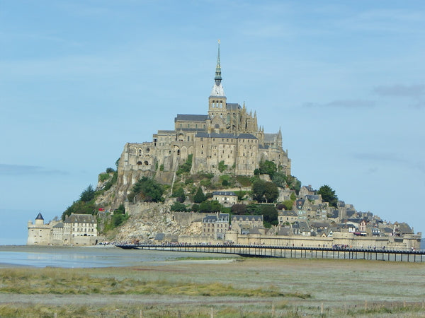 Pèlerinage du Mont-Saint-Michel — fête de saint Michel le 29 septembre et traversée de la baie — Le Mont Saint Michel, 50170 Basse Normandie France, son abbaye, son architecture, sa baie.
Il devient l'un des plus gran (CC BY-SA 4.0, KrisMiz2018)