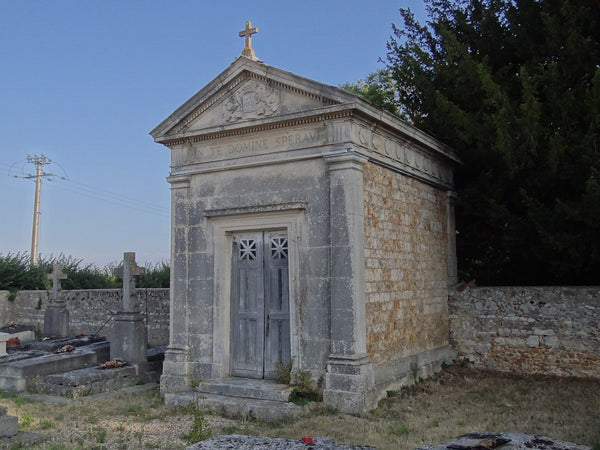 Maison de Rochechouart de Mortemart — La chapelle funéraire de la maison de Rochechouart de Mortemart au cimetière de Neauphle-le-Vieux dans les Yvelines. (Wikimedia Commons / CC0, Antoine Rex)