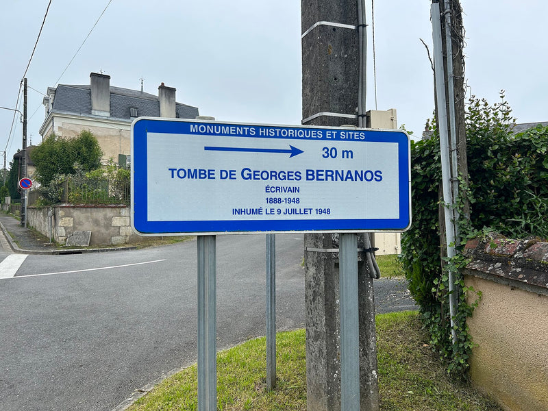 Georges Bernanos (1888-1948) : écrivain catholique du XXe siècle — Plaque Georges Bernanos, Pellevoisin (Indre) France. (Wikimedia Commons / CC BY-SA 4.0, Basnormand)