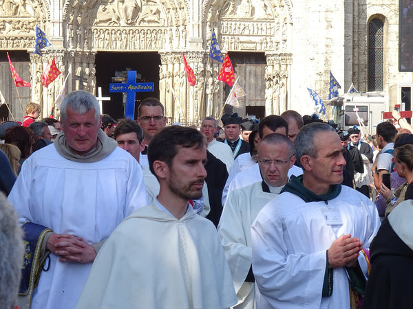 Pèlerinage de Chrétienté Paris-Chartres — 100 km à pied, trois jours de marche pour la Pentecôte — Procession finale à Chartres de la messe du lundi de Pentecôte du Pèlerinage de Chrétienté, édition 2023. (Wikimedia Commons / CC BY-SA 4.0, Eichthus)