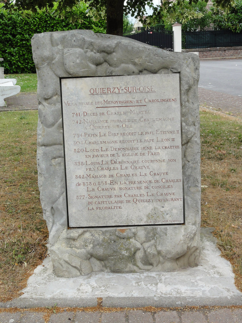 Mérovingiens & Carolingiens : 506 ans aux origines de la France (481-987) — Quierzy (Aisne) stèle Mérovingiens-Carolingiens (Wikimedia Commons / CC0, Havang(nl))