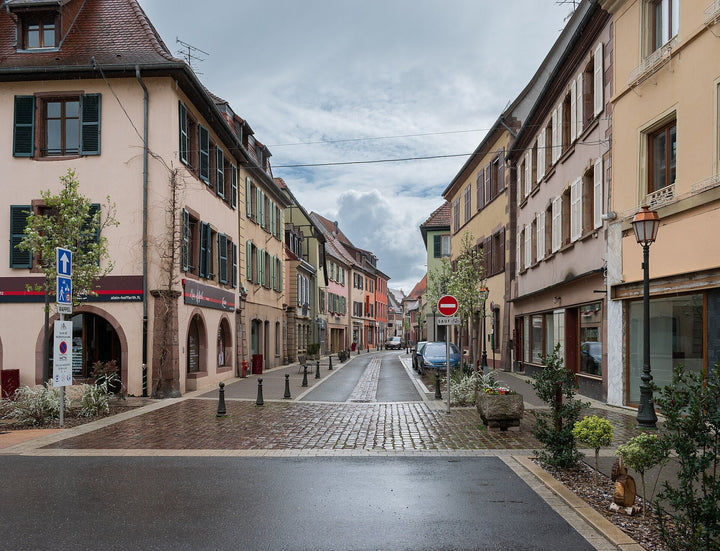 La rue Jean-Jaurès à Soultz-Haut-Rhin (Haut-Rhin).