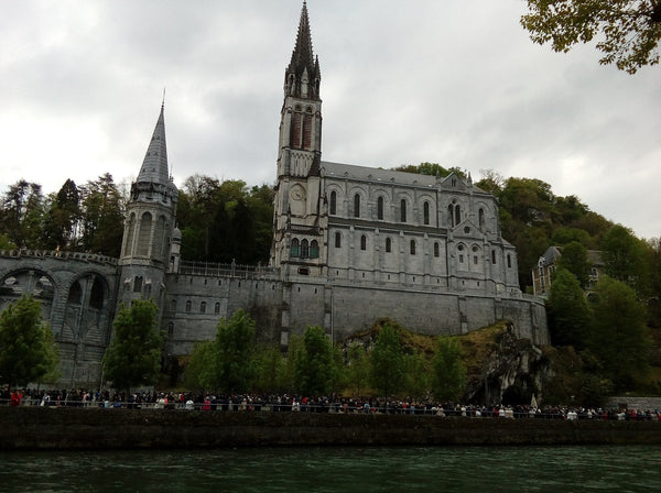 Le sanctuaire Notre-Dame de Lourdes, qui accueillera 150 000 fidèles pour la venue de Léon XIV les 26 et 27 septembre 2026.