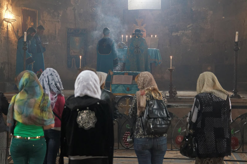 Liturgie & chant grégorien : 1500 ans de prière chantée — Liturgy, rite in Tatev Monastery. Armenian Apostolic Orthodox Christian Church. Tatev, Armenia. (Wikimedia Commons / CC BY 4.0, Vyacheslav Argenberg)