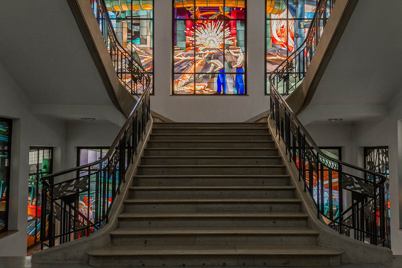 Les Vitraux des cathédrales françaises : du XIIe au XXIe siècle — Vitraux Majorelle dans les anciens grands bureaux des Aciéries de Longwy (Wikimedia Commons / CC BY 3.0, Caroline Léna Becker)
