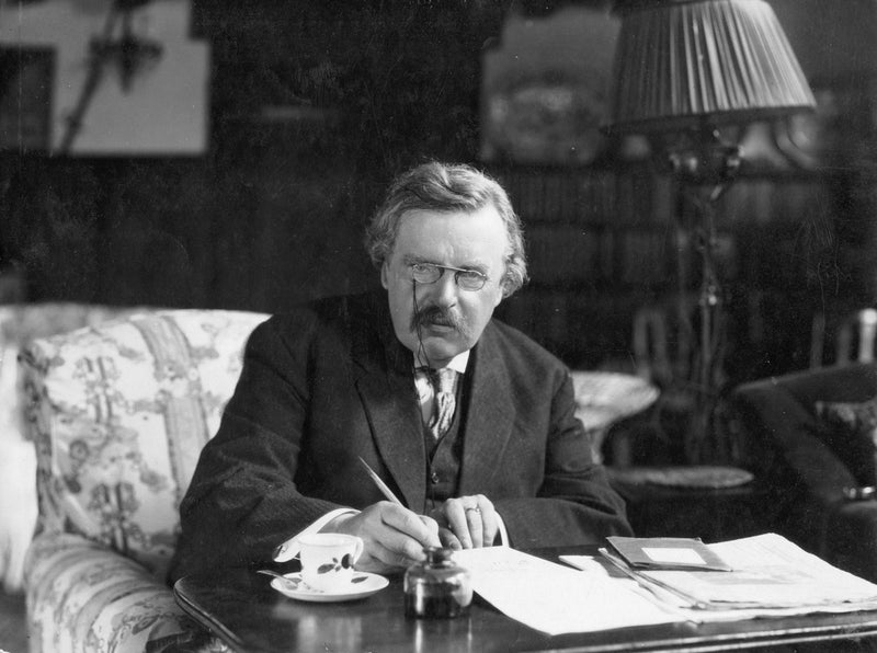 G.K. Chesterton (1874-1936) : le défenseur du bon sens chrétien — G. K. Chesterton at work (Wikimedia Commons / Public domain, Unknown authorUnknown author)