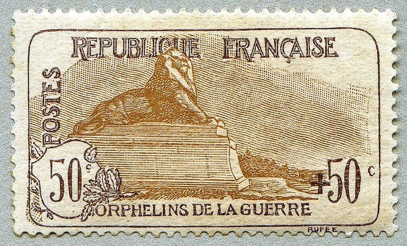 La Guerre de Cent Ans : 116 ans de conflit franco-anglais (1337-1453) — Timbre de la série surtaxée Au profit des Orphelins de la guerre, 50 c + 50 c. Première émission 1917/18. Dessinateur Ju (Wikimedia Commons / Public domain, Louis Dumoulin)