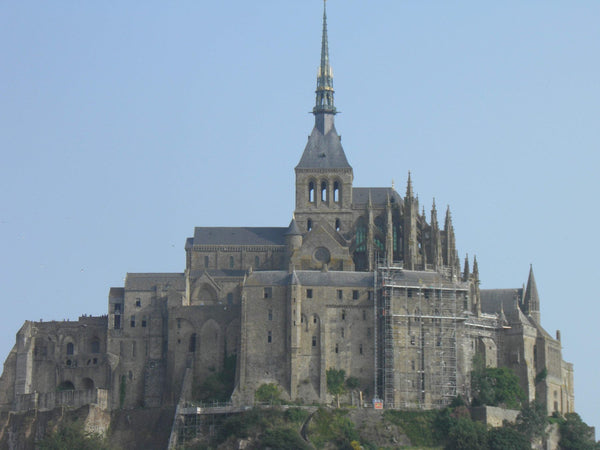 Vue extérieure du Mont-Saint-Michel surmonté de son abbaye