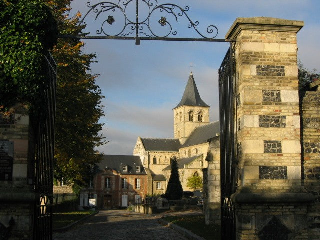 Les Abbayes de France : 1500 ans de monachisme chrétien — illustration : Abbaye (Wikipedia FR)