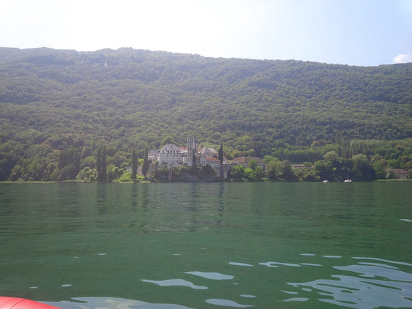 Abbaye d'Hautecombe vue du lac du Bourget