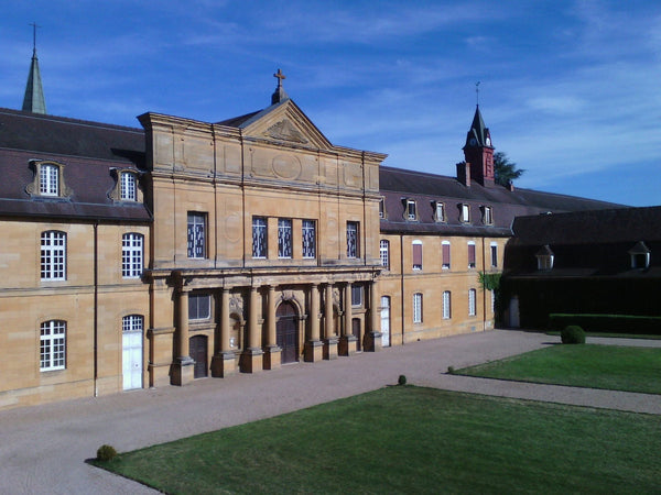 Façade de l'église abbatiale de Sept-Fons