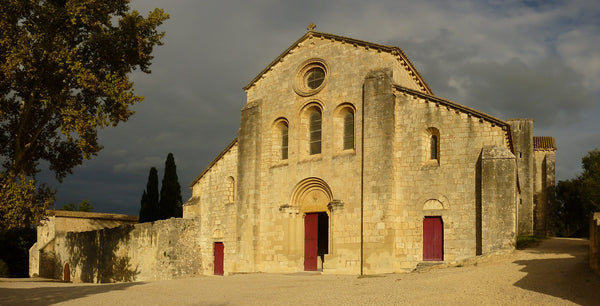 Façade panoramique de l'abbaye de Silvacane