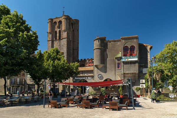 Façade en basalte noir de la cathédrale Saint-Étienne d'Agde