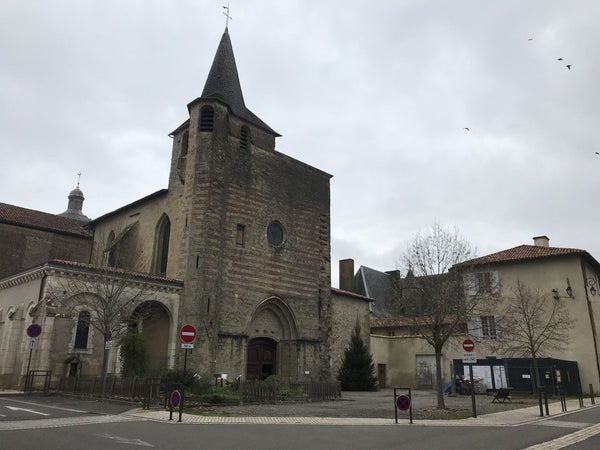 Façade occidentale de la cathédrale Saint-Jean-Baptiste d'Aire-sur-l'Adour, ancienne cathédrale du diocèse d'Aire en Gascogne landaise.