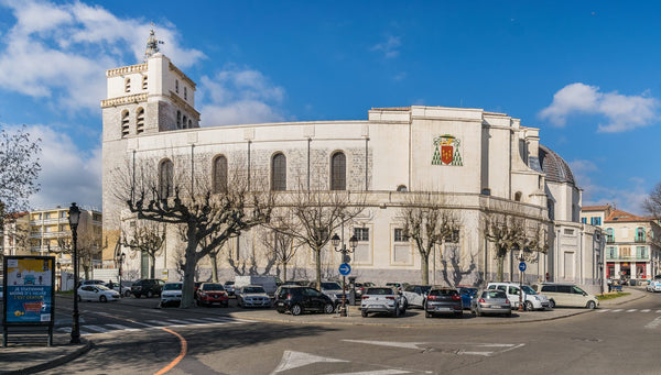Façade et clocher-porche médiéval de la cathédrale Saint-Jean-Baptiste d'Alès dans le Gard