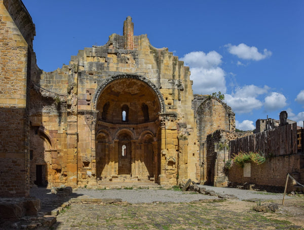 Ruines spectaculaires de l'ancienne cathédrale Notre-Dame d'Alet-les-Bains, chevet roman et gothique sous le ciel de l'Aude.