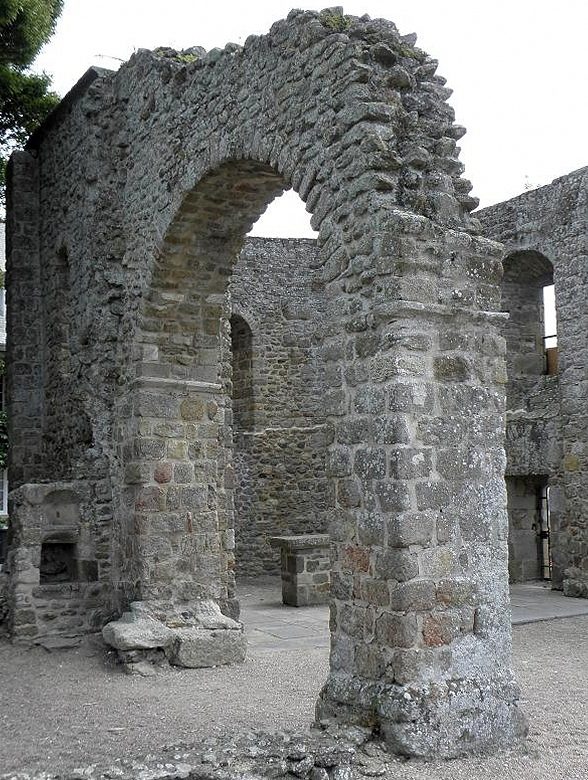 Vestiges extérieurs de l'ancienne cathédrale Saint-Pierre d'Aleth à Saint-Servan, Saint-Malo.