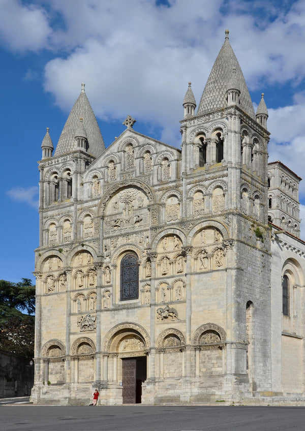 Façade romane sculptée de la cathédrale Saint-Pierre d'Angoulême avec ses 75 statues encadrant le portail central