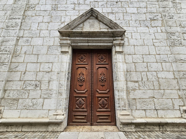 Façade Renaissance de la cathédrale Saint-Pierre d'Annecy avec son portail occidental encadré de colonnes et fronton sculpté.