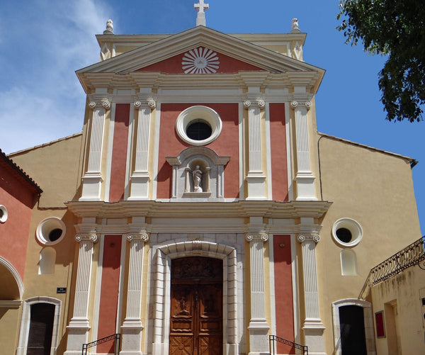 Façade baroque XVIIIe de l'ancienne cathédrale Notre-Dame-de-la-Platea d'Antibes, ancien siège épiscopal jusqu'en 1244
