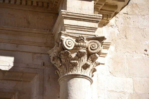 Portail roman de la cathédrale Sainte-Anne d'Apt, façade ouest avec voussures sculptées et tympan en pierre claire provençale.