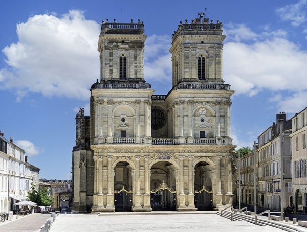 Façade occidentale Renaissance de la cathédrale Sainte-Marie d'Auch encadrée par ses deux tours jumelles de 44 mètres.
