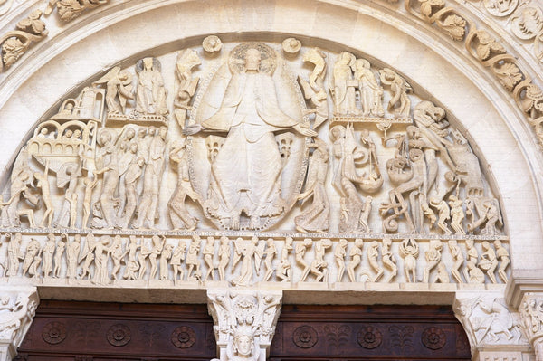 Tympan roman du Jugement Dernier sculpté par Gislebertus vers 1130 sur la façade de la cathédrale d'Autun