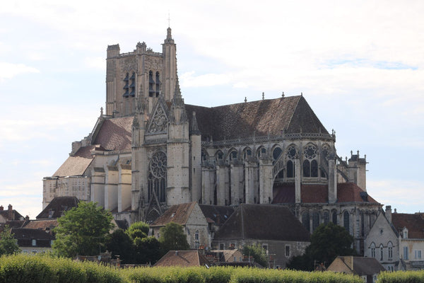 Façade gothique occidentale de la cathédrale Saint-Étienne d'Auxerre avec sa tour nord du XVIe siècle