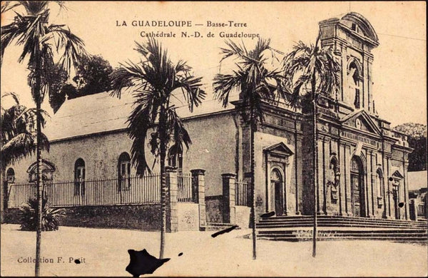Façade colorée de la cathédrale Notre-Dame-de-Guadeloupe de Basse-Terre, capitale administrative de l'île.