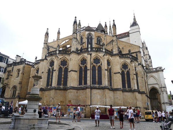 Façade gothique flamboyante de la cathédrale Sainte-Marie de Bayonne, deux flèches élancées du XIXe siècle dominant la vieille ville.