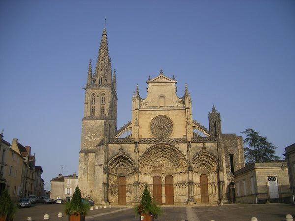 Façade occidentale gothique de la cathédrale Saint-Jean-Baptiste de Bazas, trois portails sculptés et rose centrale.