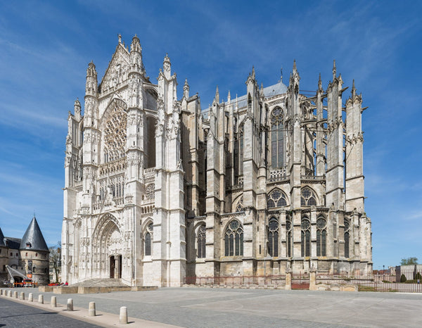 Vue extérieure du chevet et du transept inachevés de la cathédrale Saint-Pierre de Beauvais en Picardie.