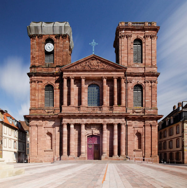 Façade classique en grès rose de la cathédrale Saint-Christophe de Belfort, érigée 1727-1750