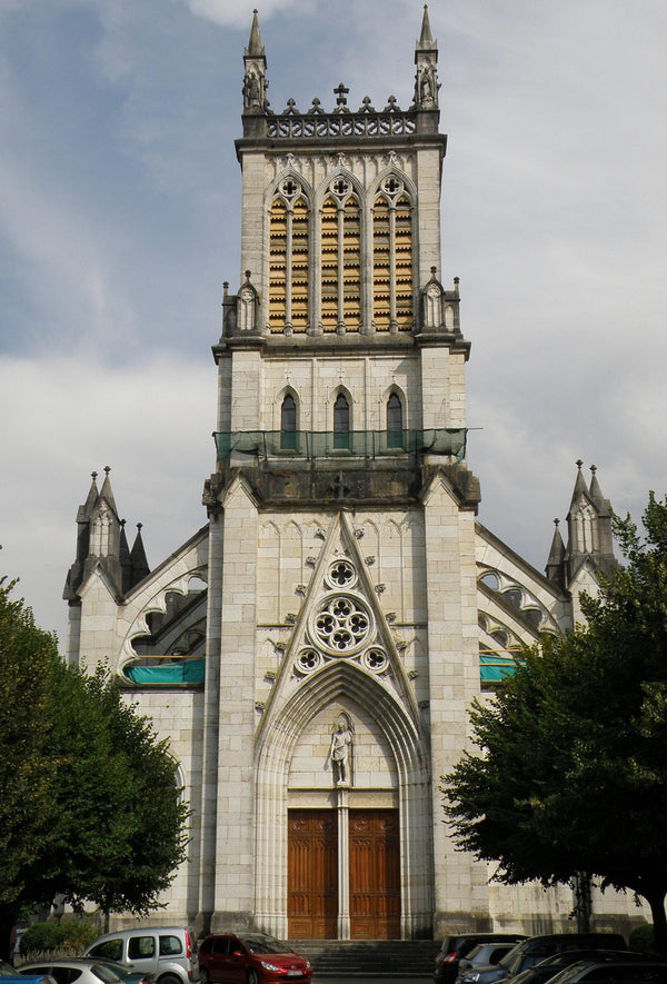 Façade néogothique de la cathédrale Saint-Jean-Baptiste de Belley, reconstruite au XIXe siècle.