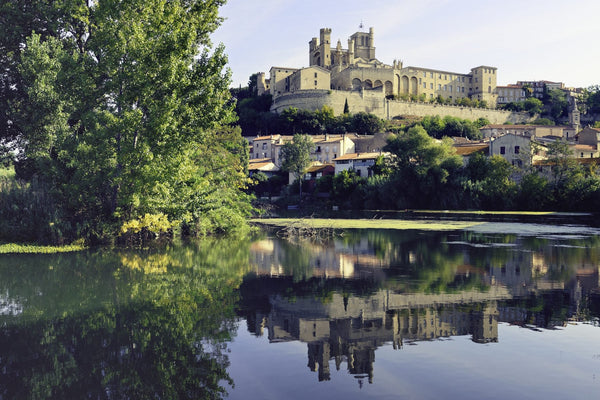 Vue extérieure de la cathédrale Saint-Nazaire de Béziers dressée sur son éperon dominant l'Orb.