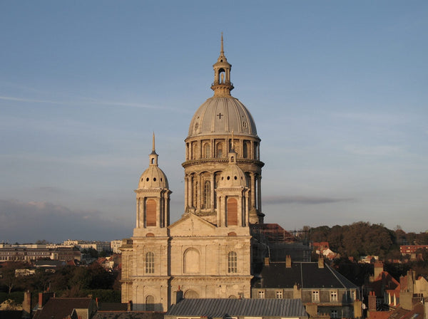 Façade et dôme de la basilique Notre-Dame de Boulogne-sur-Mer