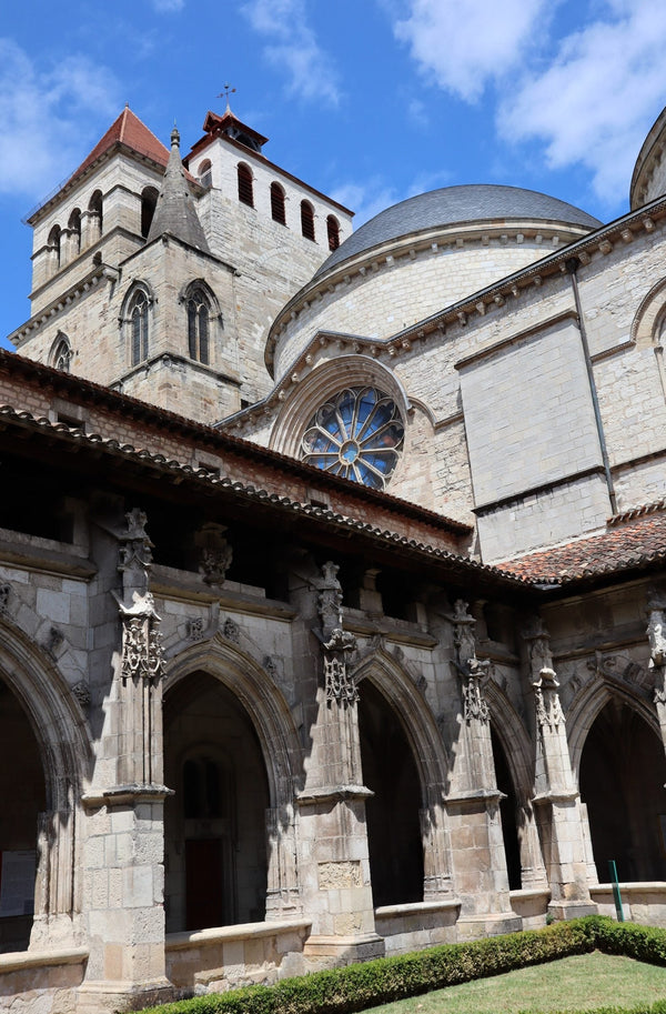 Façade occidentale fortifiée de la cathédrale Saint-Étienne de Cahors avec son portail nord et ses tours massives
