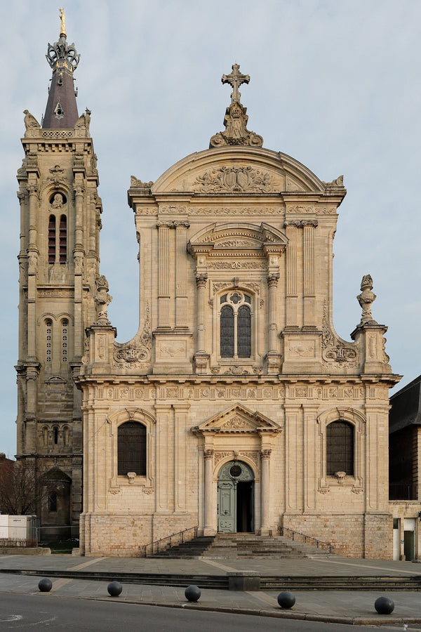 Façade néoclassique de la cathédrale Notre-Dame-de-Grâce de Cambrai, ancienne abbatiale du Saint-Sépulcre élevée à la fin du XVIIe siècle
