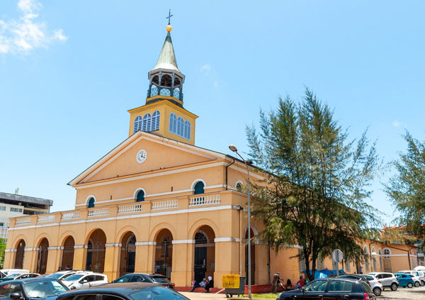 Façade de la cathédrale Saint-Sauveur de Cayenne en Guyane, architecture coloniale claire