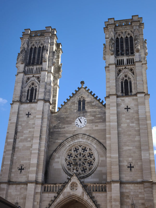 Façade néogothique XIXe siècle de la cathédrale Saint-Vincent de Chalon-sur-Saône, Bourgogne-Franche-Comté.