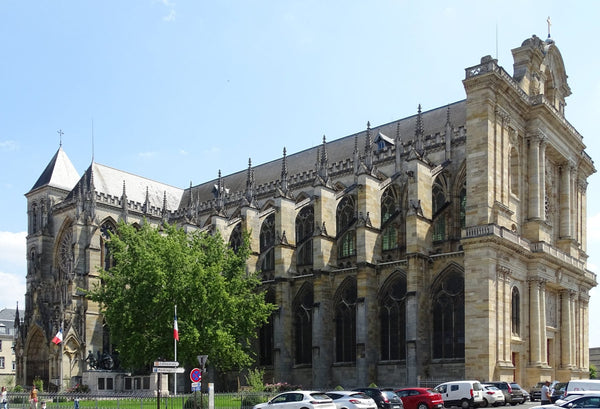 Façade classique de la cathédrale Saint-Étienne de Châlons-en-Champagne construite par Claude Monnart