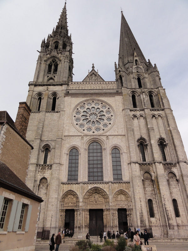 Façade occidentale de la cathédrale de Chartres avec ses deux clochers asymétriques